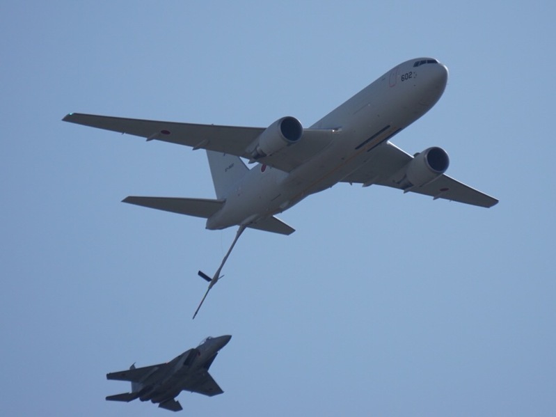 空中給油デモを行うKC-767空中給油機とF-15戦闘機