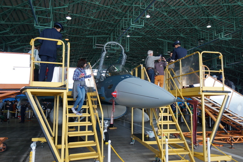 F-2戦闘機のコックピット公開と見学者