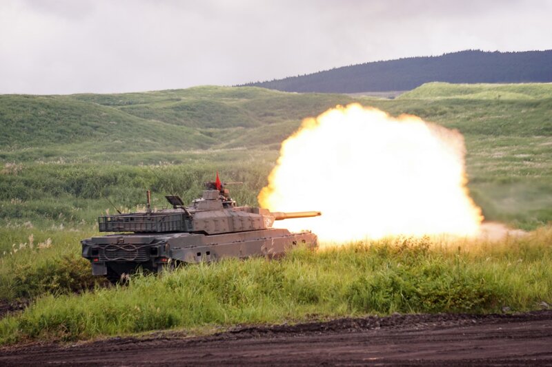 発砲する10式戦車（写真は2016年のもの）