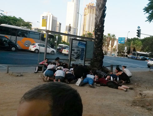ロケット攻撃により、テルアビブで地面に伏せる市民(イスラエル国防軍公式ブログより)