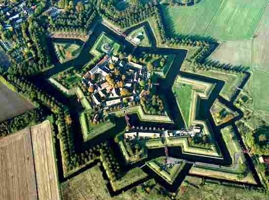 イタリア式築城術により造られたオランダのブルタング要塞（Wikimedia Commonsより）