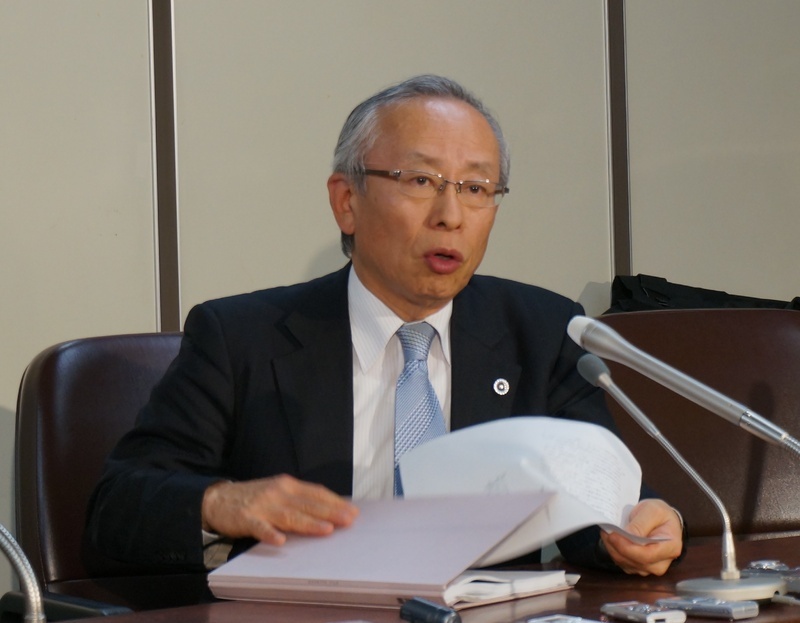記者会見で検察の問題点を訴える佐藤弁護士