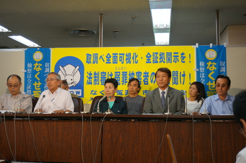 記者会見で語る菅家利和さん（左から2人目）などの冤罪被害者