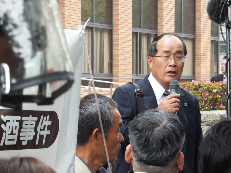 2012年５月、名古屋高裁の差し戻し抗告審の「不当決定」に憤る鈴木弁護士に