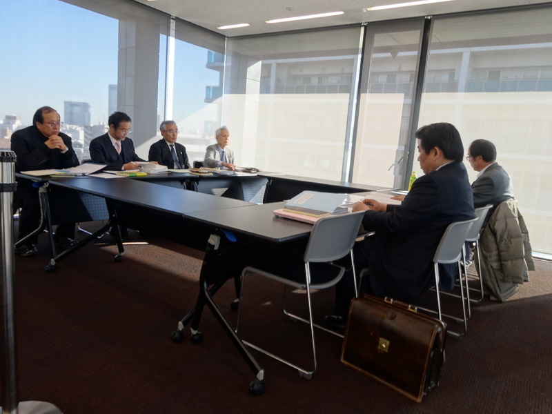 大阪弁護士会で行われた審尋。手前にいる３人が綱紀委員会委員。