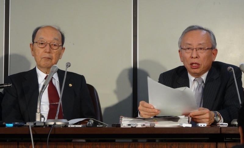 主任弁護人の佐藤博史弁護士（右）と元東京高裁裁判長の木谷明弁護士