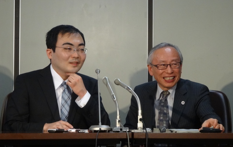 この日の裁判終了後、片山氏と共に笑顔で記者会見に臨む佐藤弁護士（右）