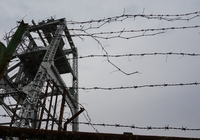 宮原坑の柵には、鉄条網が…。囚人の逃走防止だろうか