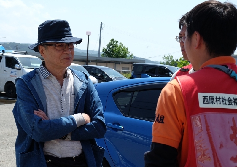 被災者支援のボランティアから状況を聞く木村さん