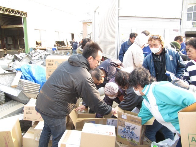 東日本大震災の後、民間団体による物資支援に多くの被災住民がやってきた
