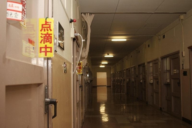 八王子医療刑務所の病棟。部屋のドアは施錠され、鍵は刑務官が管理している