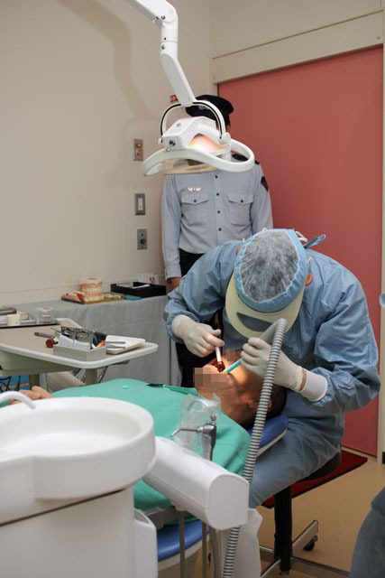 札幌刑務所での歯科治療。歯科技工士や衛生士がいないので、歯科医師がすべてを行う
