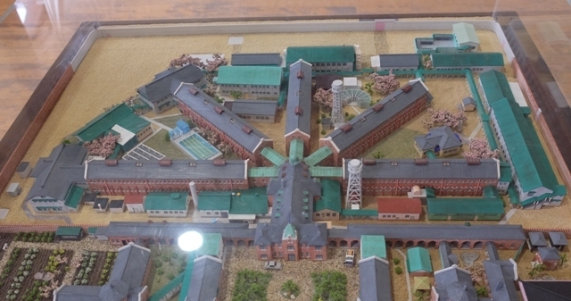旧奈良監獄の模型。中央監視台のある棟を要に扇形に収容者の居室棟が並ぶ
