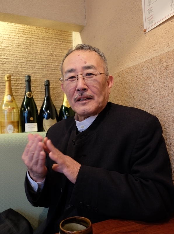 祖父啓次郎について語る山下洋輔さん(東京・赤坂で)