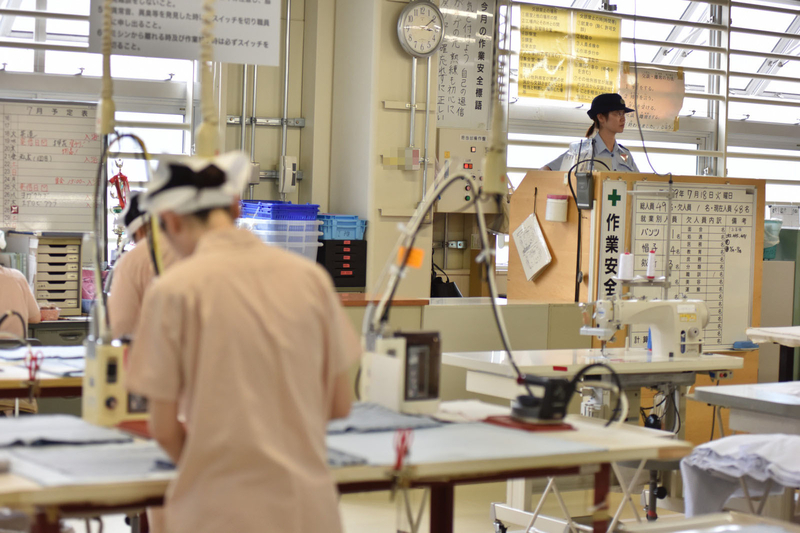 札幌刑務支所の縫製工場。前方で刑務官が作業を見守る
