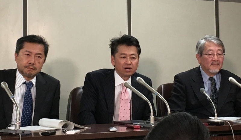 記者会見する八田さん（中央。右は代理人の喜田村弁護士、左は郷原弁護士）