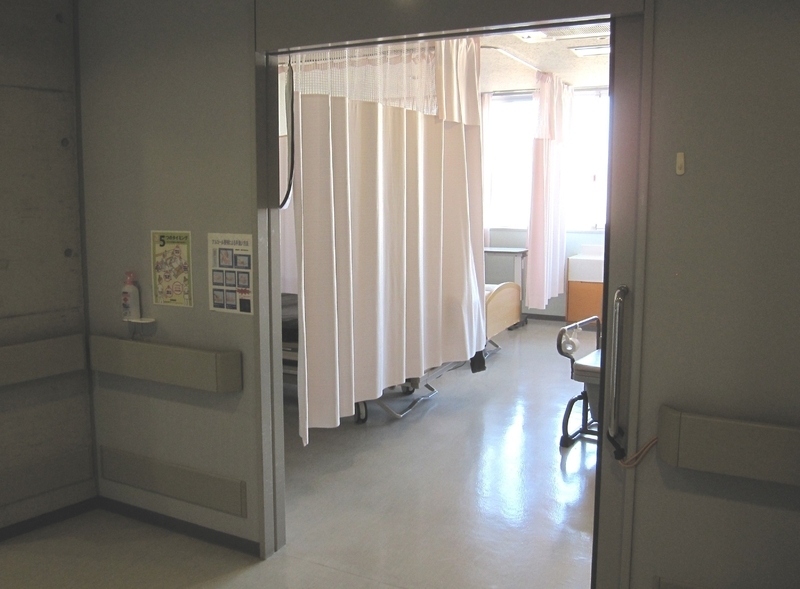 事件があったとされる病室。入り口から入ってすぐ左のカーテンの中にA子さんのベッドがあった