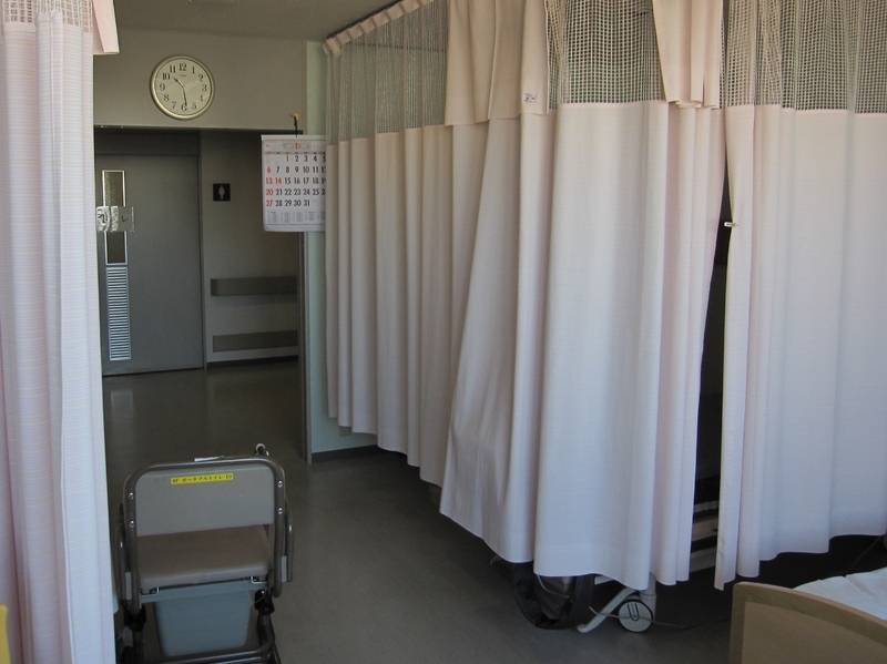 事件があったとされる病室を内側から見たところ。右側カーテン奥にA子さんのベッドがあった。隣のベッド（右手前）との間隔は１メートルほど。仕切りはカーテンのみ