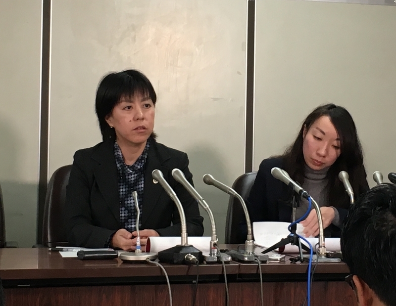 会見する上谷さくら弁護士(左)ら