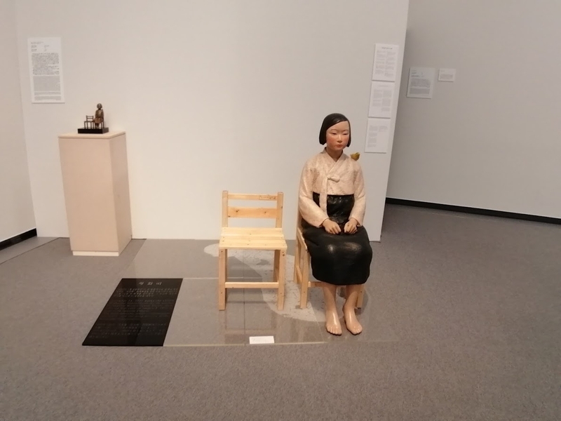 左手奥にあるのが、かつて公立美術館で展示中止となったレプリカ。床の黒い板は、少女像の由来を韓国語英語日本語で説明した掲示