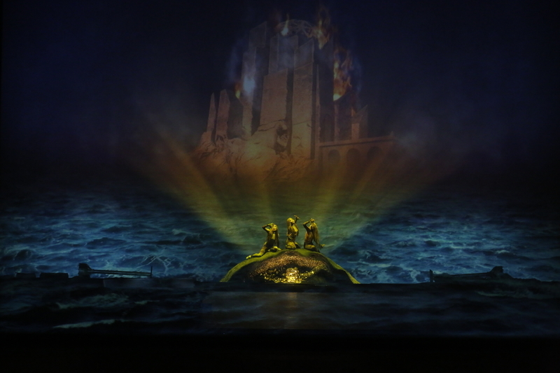 《神々の黄昏》最後の場面。黄金は浄められ、ラインの水底へ戻った。びわ湖ホール提供