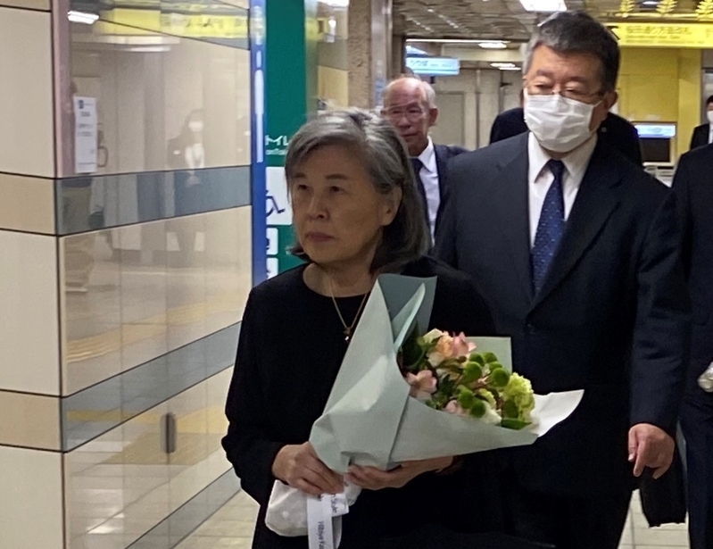 被害対策弁護団と共に献花に向かう高橋シズヱさん