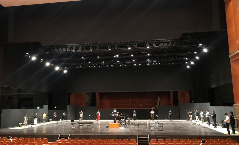 舞台を声楽アンサンブルが囲むようにして歌った、校歌の収録(びわ湖ホール)