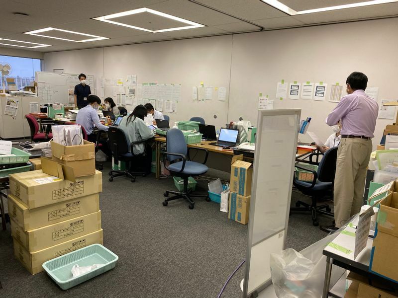 ”小分け隊”など墨田区のワクチン接種を担う職員の執務室