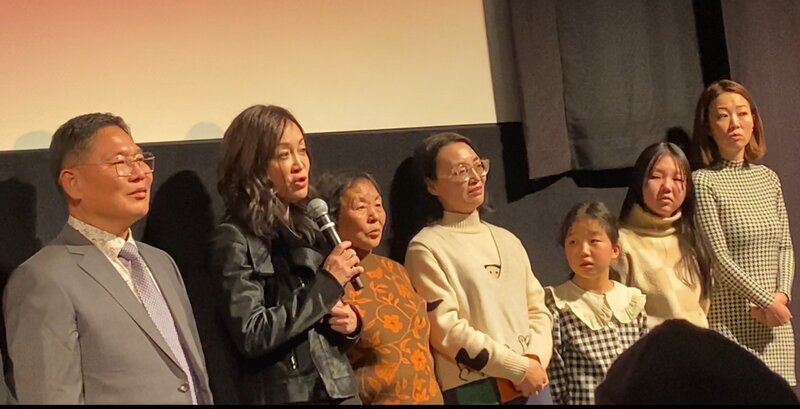 上映後に登場したキム牧師（左端）と脱北した家族（左から3～6人目）