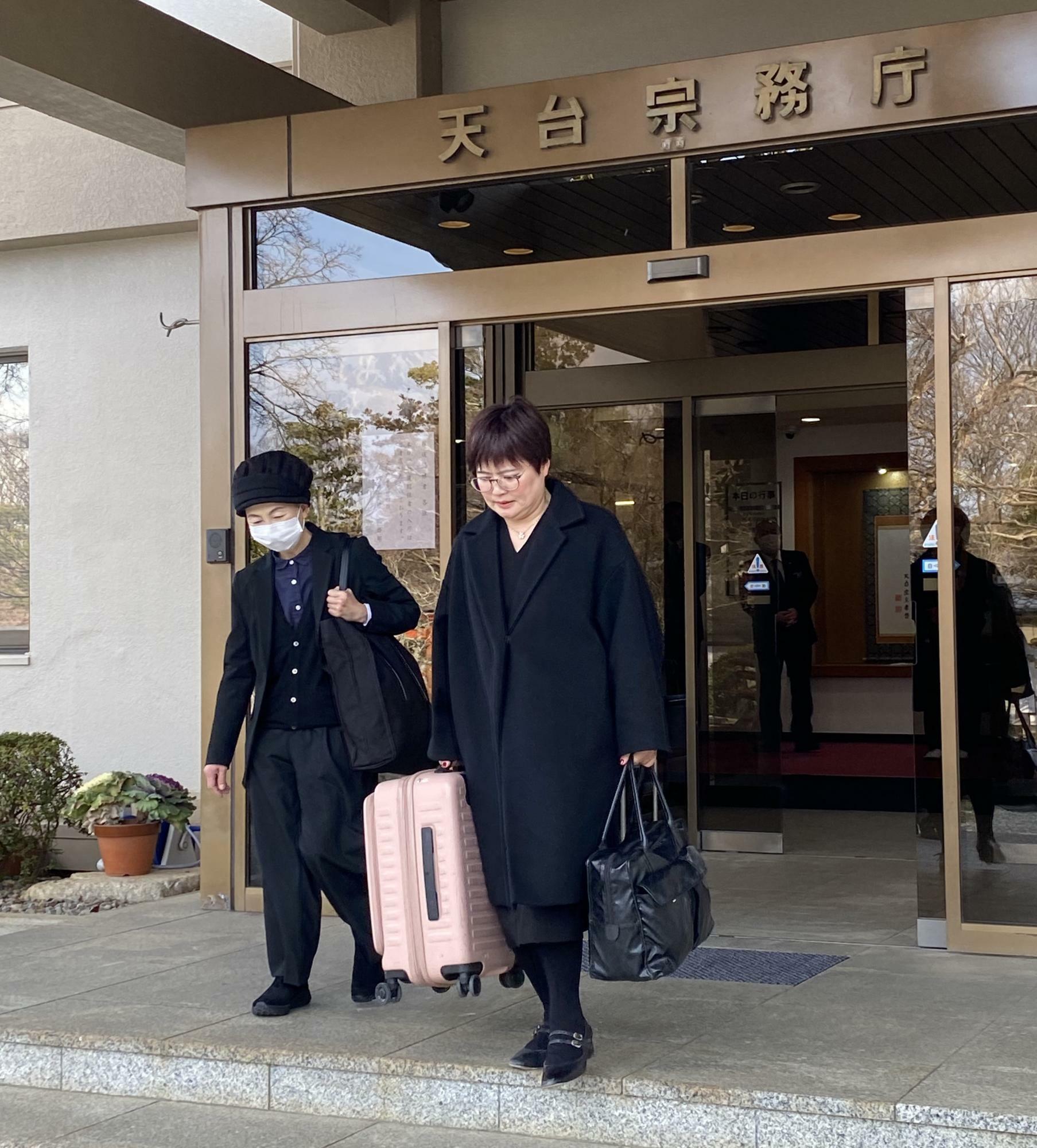 調査を終え、天台宗務庁を出る叡敦さん（左）と佐藤弁護士