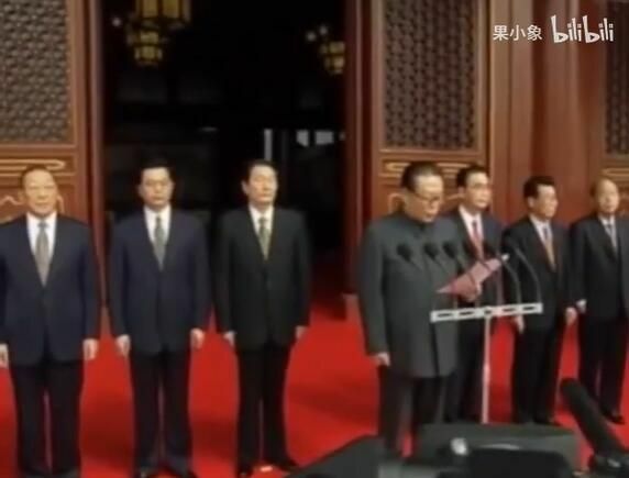 建国50周年記念　江沢民国家主席だけが中山服を着ている（bilibili動画サイト）