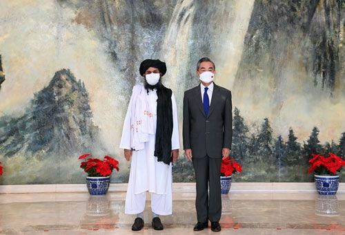 タリバンのバラダール議長と王毅外相（中国外交部のウェブサイトより）