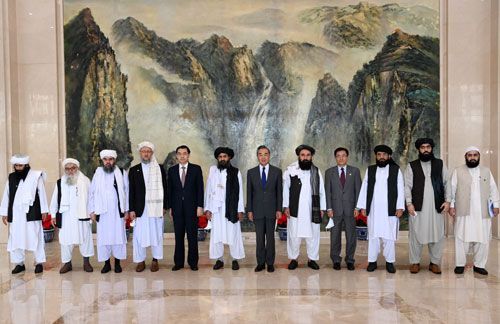 タリバン代表団(外交使節)と王毅外相(中国外交部のウェブサイトより)
