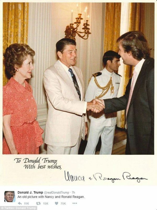 レーガン元大統領に憧れて握手する、若き日のトランプ前大統領（Daily Mail Onlineより）