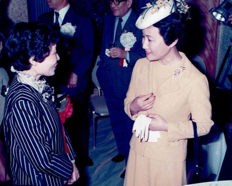 筆者に親しくお声をかけてくださった常陸宮妃華子様と筆者(筆者関係者撮影)
