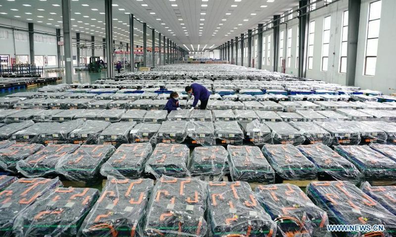 出典：新華社（中国河北省唐山にあるリチウム電池工場で電池製品をチェックしている）