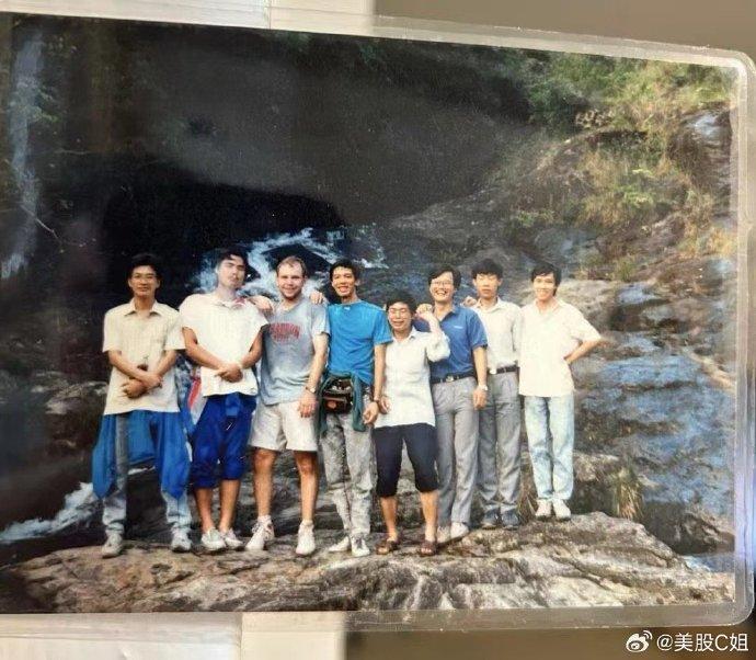 出典:中国のWeibo(左から3人目がウォルツ氏)