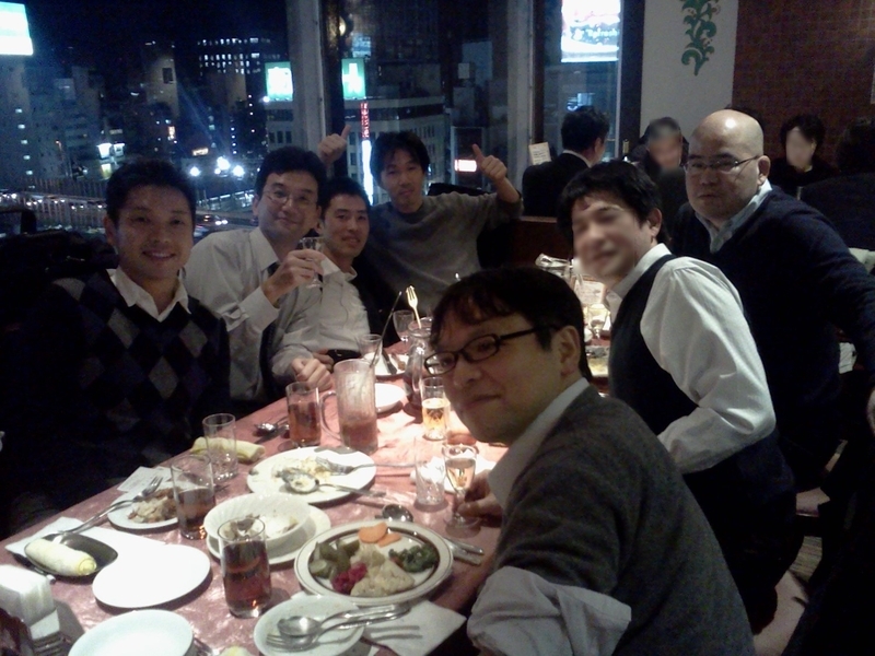 大学のクラスメートたちとロシア料理店で（2011年）。右端が宇宙。左端は岡田光信氏（アストロスケール代表取締役）。榎木は最前列。