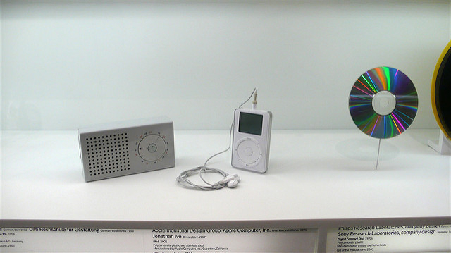 NY現代美術館に飾られた初代iPod。Flickr.  by Max Erd's