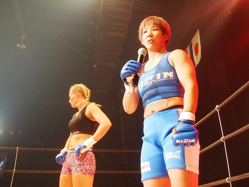 大会初のMMA試合で完勝したRIZINの女子エース村田夏南子（右）