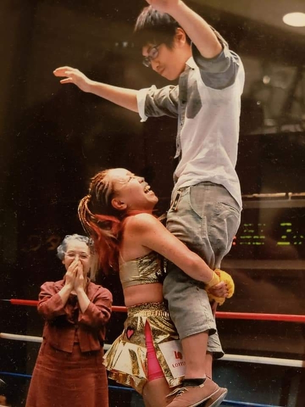 2013年のボクシング引退セレモニーで高校生の武蔵くんを抱き上げるつのださん。後方は母親の房子さん（C）武士道ボクシング