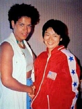 神風杏子（右）と当時“最強女子”の代名詞だったルシア・ライカ。写真は93年の対戦から約2年後のサンフランシスコ遠征で再会したときのもの（写真提供：神風杏子氏）