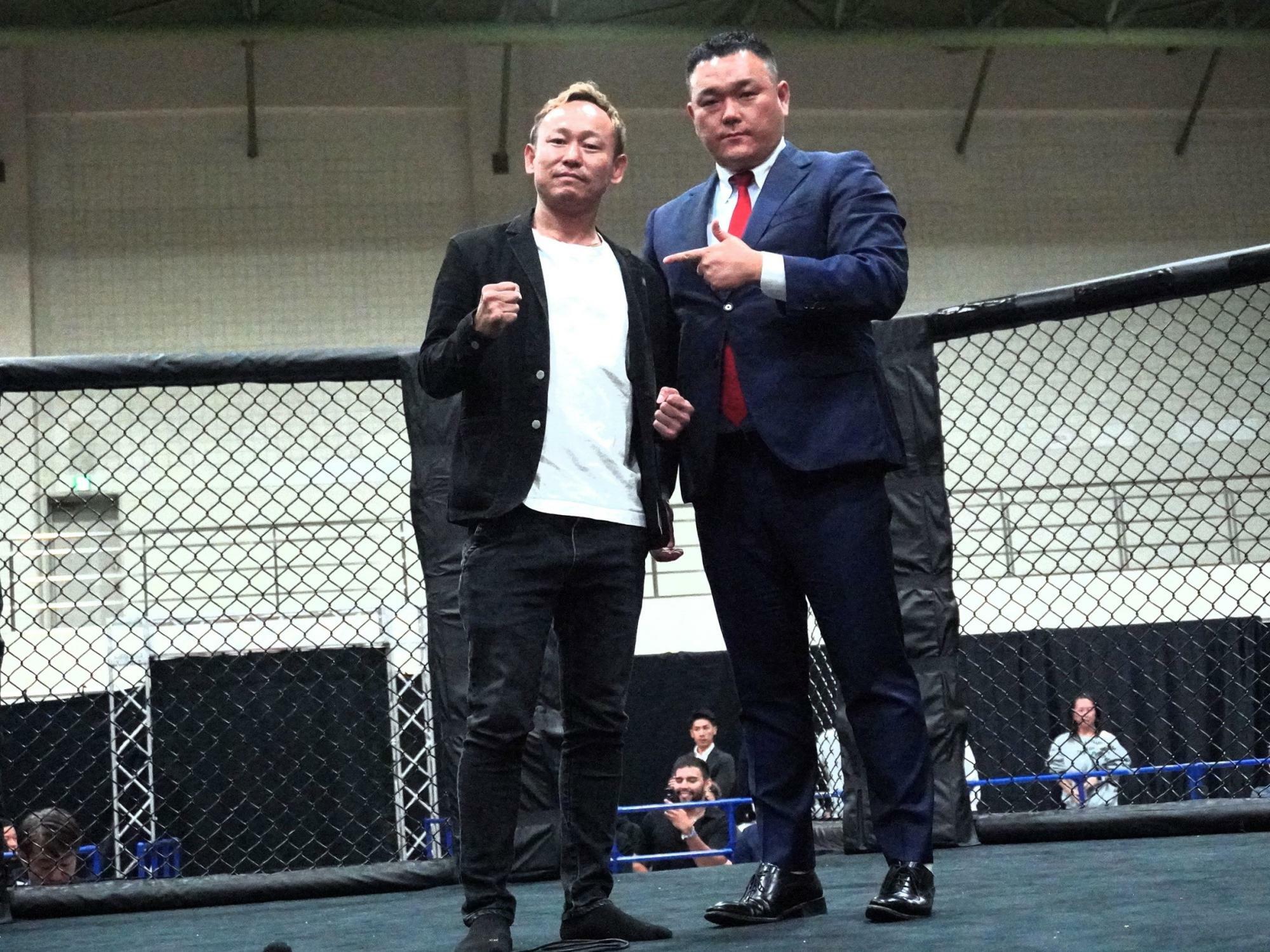 今大会の試合の合い間には、11月28日の後楽園ホール大会でクレイジールール初戦に挑む齊藤淳がマイクで意気込みを語った。左はネクサスの山田峻平代表（C)ふくだしげる