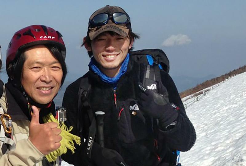 2014年５月富士山にて　左：近藤謙司　提供：アドベンチャーガイズ