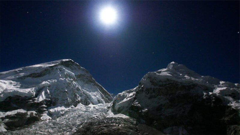 満月のエベレスト(8,849 m)　2015年9月29日撮影　画像：栗城事務所　