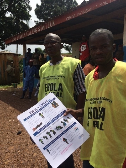 エボラについて説明したパンフレットを配るボランティア＝モンロビア、2014年９月（筆者撮影）