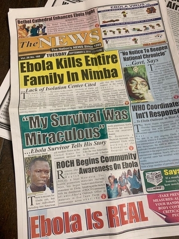 エボラに感染し回復した自らの経験を語ったコーリアについての記事（左下）を掲載したリベリアの地元紙＝2014年９月（筆写撮影）