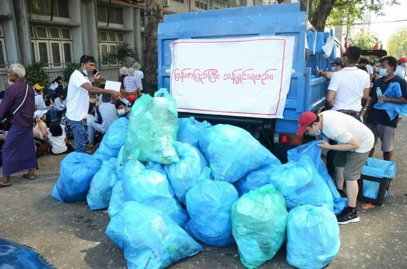 ヤンゴンで、デモ終了後にゴミを収拾する若者たち（現地から筆者が入手した写真）