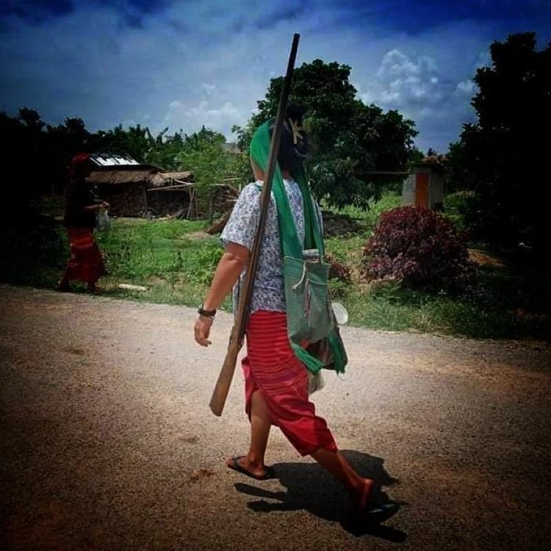 手製の伝統銃を携えたカレンニー族の女性。人民防衛隊もこの種の手製銃で国軍と戦っている（ミャンマー東部カヤー州、現地からの提供写真）