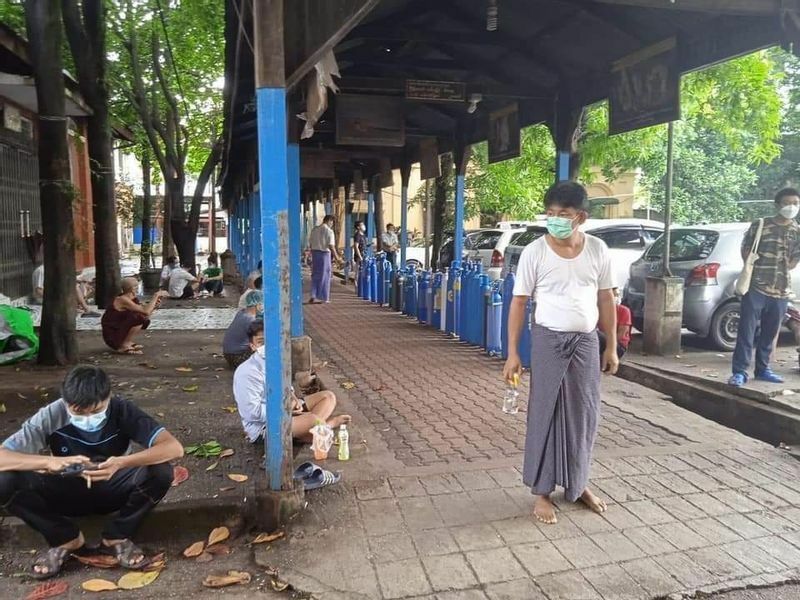 ヤンゴンの寺院で、医療酸素の補充を待つ人々（ラピェ氏提供）